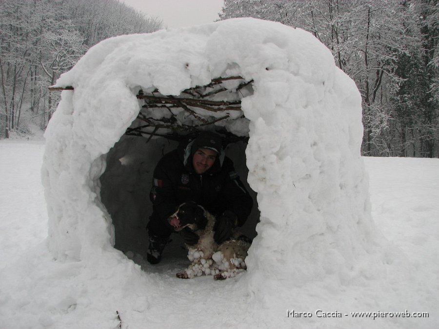 02_Matu e Laika nel igloo.JPG